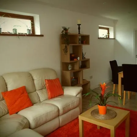 Self Catering Family In * קילקני